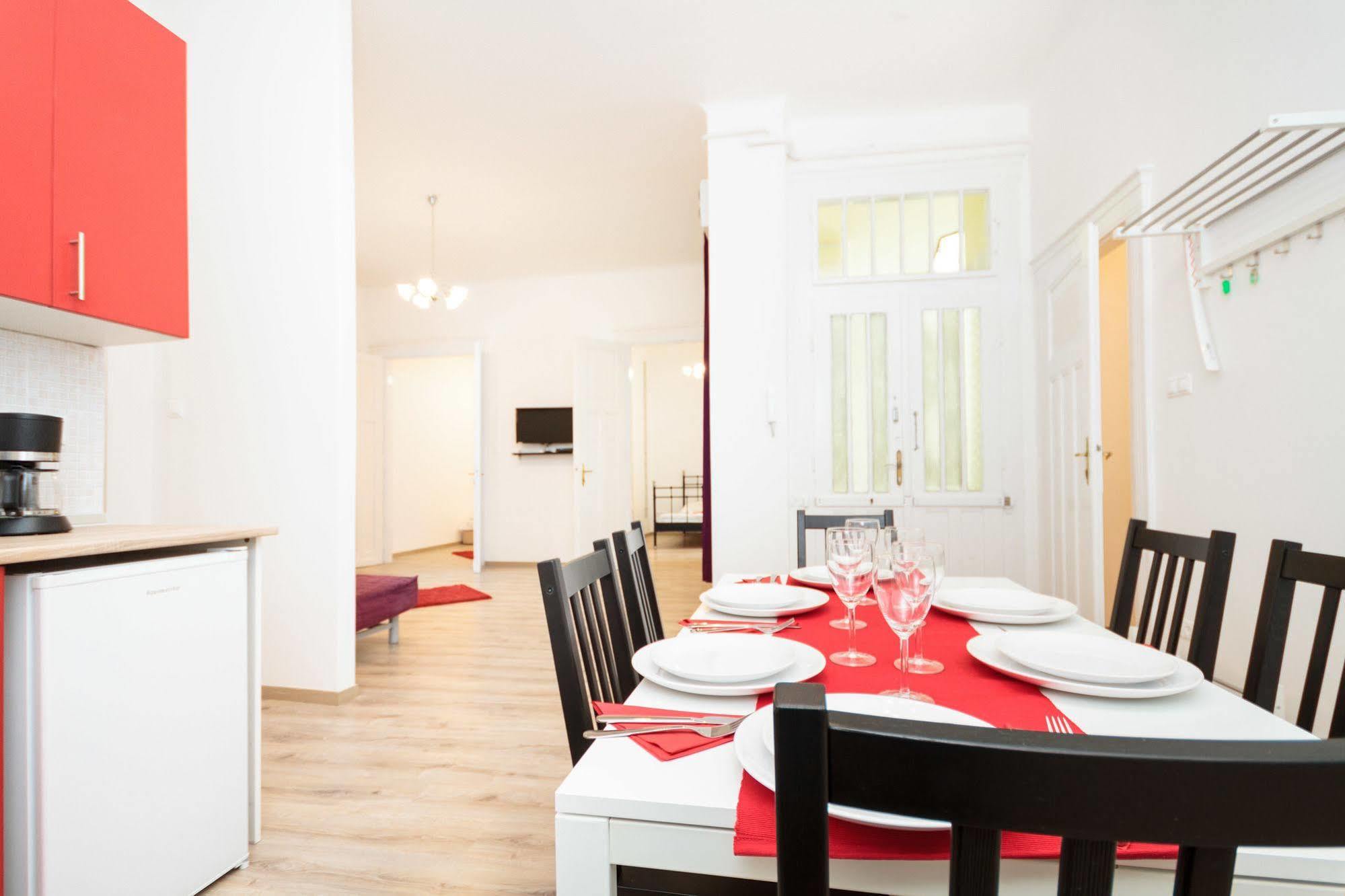 Like Home - City Center - Style Apartment บูดาเปสต์ ภายนอก รูปภาพ